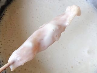 3、鸡肉串串香,鸡肉串串均匀的裹上面糊