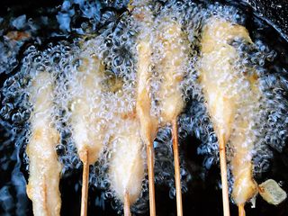 5、鸡肉串串香,炸的时候要不停的翻动防止炸糊