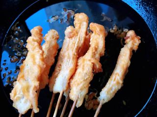 6、鸡肉串串香,鸡肉串串炸至两面金黄色漂浮上来即可出锅