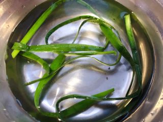 8、鸡肉串串香,韭菜叶用开水烫一下即可再用冷水冲洗后沥干水份备用