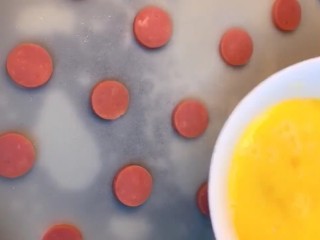 6、早餐鸡蛋饼,放上火腿片，倒入鸡蛋液