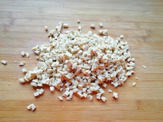 6、韭菜素馅包子,老豆腐上锅蒸10分钟取出晾凉切成小丁。