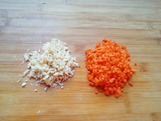 8、韭菜素馅包子,虾皮用水洗一下捏干水分，随意切几刀，胡萝卜洗干净切成小丁。