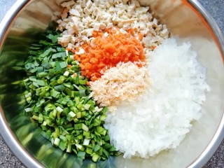 9、韭菜素馅包子,准备好的馅料食材全部放入盆里。
