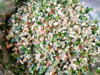 11、韭菜素馅包子,香喷喷的包子馅做好了。