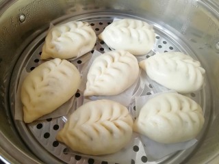 19、韭菜素馅包子,胖乎乎的包子出锅了。