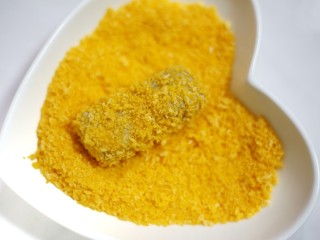 10、喜庆又好吃的黄金芋头酥,最后裹上面包糠。