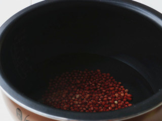 2、蒸汽球釜丸子红豆汤,红豆浸泡一夜，放入苏泊尔球釜锅中，加入水