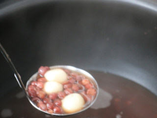 7、蒸汽球釜丸子红豆汤,倒入丸子，煮至丸子浮起