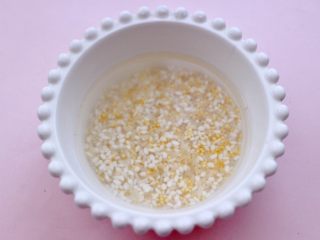 2、海虾时蔬双米粥（宝宝辅食）,把大米和糯米，小米和大黄米混合在一起，用清水冲洗干净后，用清水浸泡30分钟。