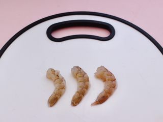 6、海虾时蔬双米粥（宝宝辅食）,把海虾去虾线，再去掉虾皮和虾头后，洗净沥干水分。