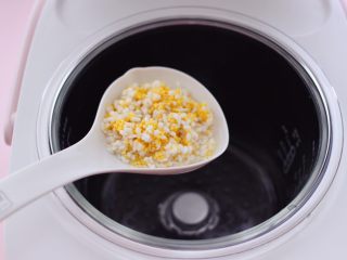 9、海虾时蔬双米粥（宝宝辅食）,把洗净的大米和糯米，小米和大黄米放入辅食煲里的玻璃内胆中。