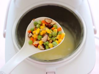 12、海虾时蔬双米粥（宝宝辅食）,粥在结束前10分钟，放入焯好的青豆和玉米粒，香菇丁和胡萝卜丁。