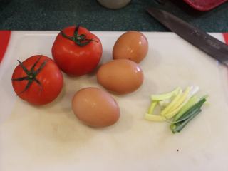 1、西红柿炒蛋,西红柿炒蛋的材料很简单。