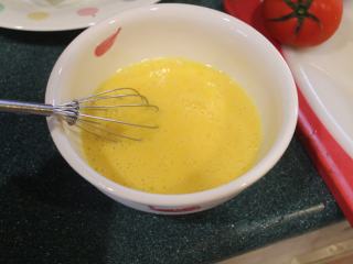 3、西红柿炒蛋,蛋汁打匀备用。