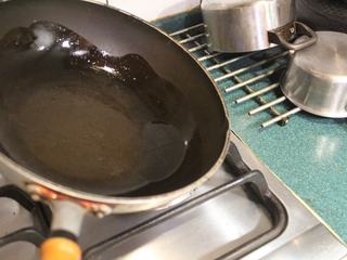 4、西红柿炒蛋,中火热油锅,油要多。油热后,摇一摇锅子,让锅壁也沾一下油。