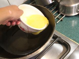 5、西红柿炒蛋,先炒蛋,将蛋汁沿锅壁的边缘倒入,不可直接倒在油锅中央。
