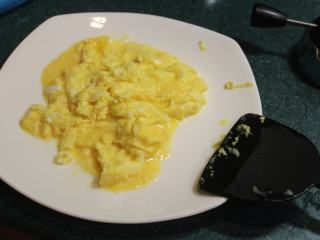 7、西红柿炒蛋,蛋汁不必等到全部熟透,还有点半熟就要盛起备用。