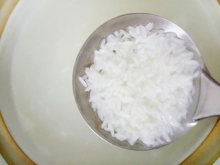 8、番薯粥,大米煮至五分熟的时候