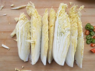 2、虾滑娃娃菜,娃娃菜如图切12块。