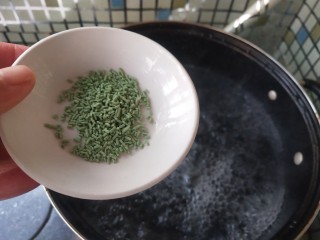 4、虾滑娃娃菜,锅中烧水，加入蔬菜粉。