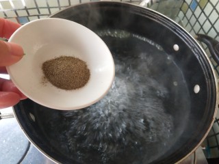 5、虾滑娃娃菜,加入胡椒粉。