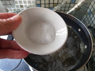 6、虾滑娃娃菜,加入盐。