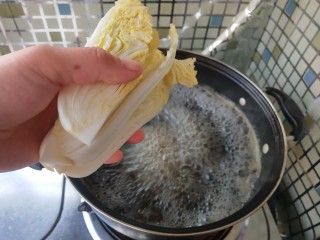 9、虾滑娃娃菜,放入娃娃菜煮2分钟，以便入味。