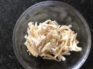 1、鸡丝凉面,鸡胸肉煮熟撕成丝