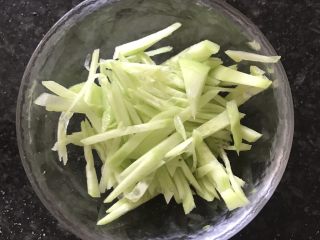 2、鸡丝凉面,黄瓜切成丝