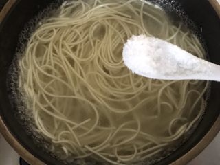 6、鸡丝凉面,加一点盐煮熟