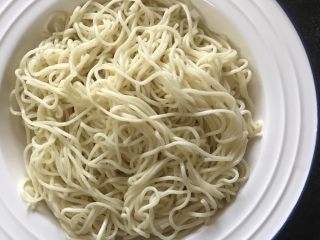 15、鸡丝凉面,面条盛入碗中