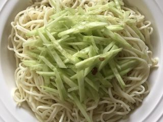 16、鸡丝凉面,加黄瓜丝