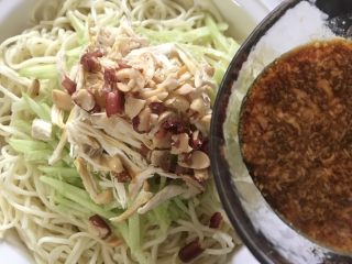 19、鸡丝凉面,浇上酱汁