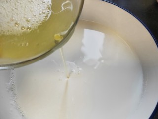 7、水果双皮奶????,把搅拌后的蛋清，倒入刚刚放凉备用的牛奶里