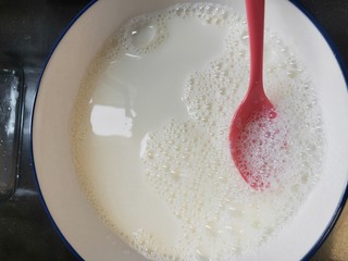 10、水果双皮奶????,搅拌均匀后用勺子????撇去浮沫