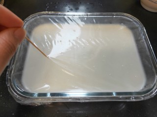 13、水果双皮奶????,用牙签在保鲜膜扎10个小孔