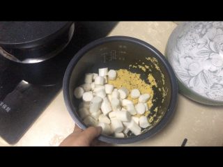 7、山药枸杞粥,把山药一起加到锅中