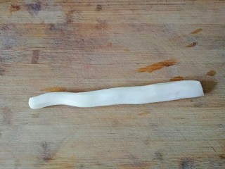 3、鸡蛋小米粥,首先将山药去皮并清洗干净