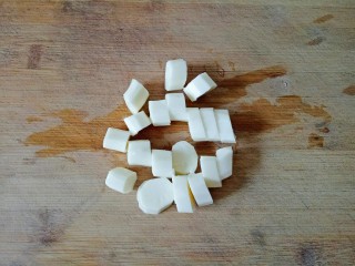 4、鸡蛋小米粥,山药切小段