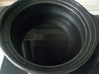 6、鸡蛋小米粥,砂锅中加入2碗清水