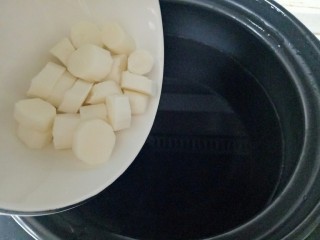 7、鸡蛋小米粥,倒入山药段