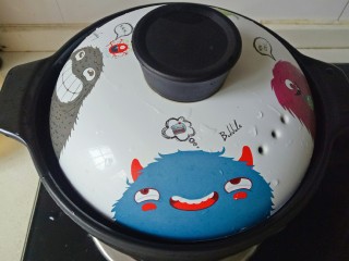 9、鸡蛋小米粥,盖上锅盖，大火煮开