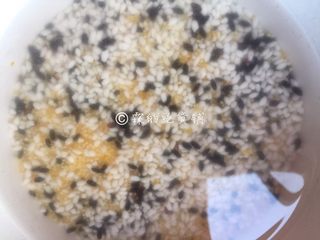 4、杂粮八宝粥,花生仁、糯米、血糯米、小米、玉米渣淘洗干净后，提前2小时浸泡，同时把红枣洗净