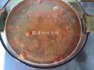 6、杂粮八宝粥,再把除红枣外的所有食材全部倒入