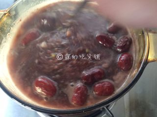9、杂粮八宝粥,多多搅拌，否则很容易糊锅的