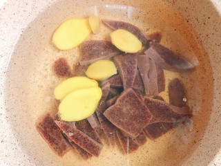 3、菠菜猪肝粥,猪肝洗干净切片儿，锅中放入姜片焯水煮熟。