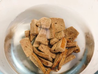 4、菠菜猪肝粥,焯水后，过凉备用。