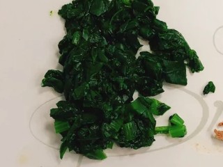 5、菠菜猪肝粥,将菠菜切成小段儿。