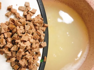 7、菠菜猪肝粥,开始熬粥，熬五六分钟之后放入猪肝煮15分钟。